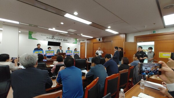 오산시의회 의원 일동으로 발표된 성명서임에도 국민의힘 의원들이 기자회견에 불참한 이유를 묻자 성길용 의장은 “시장이 가지 마라 그런 얘기를 한 거로 알고 있다”며 “(국민의힘 의원들이) 시장의 거수기 같다”는 원색적 비난을 가했다./ 김두일 기자