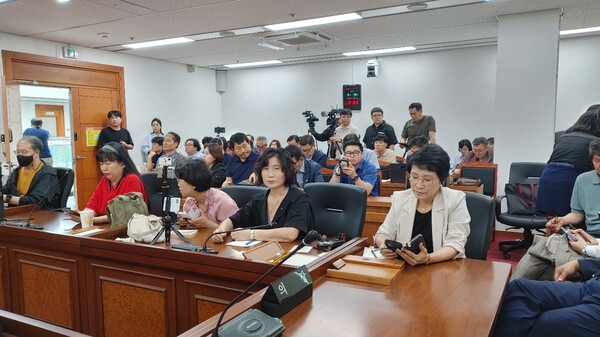 성길용 의장이 참석한 기자들을 향해 막말을 던져 항의가 빗발치기도 했다./ 김두일 기자