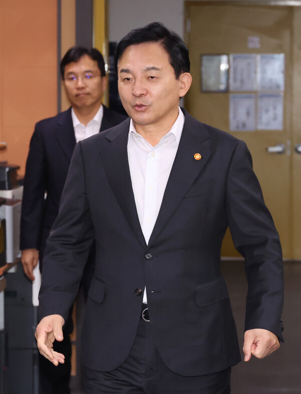 원희룡 국토교통부 장관이 18일 오후 세종시 정부세종청사에서 열린 출입기자단 간담회에 입장하고 있다. (사진=연합뉴스)