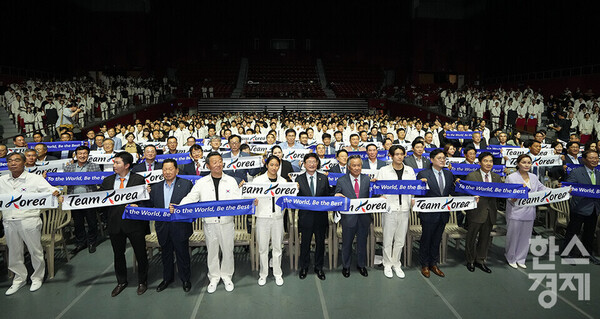 12일 오후 서울 송파구 올림픽공원 올림픽홀에서 개최된 2022 항저우 아시안게임 결단식에서 기념촬영이 진행되고 있다. /최대성 기자