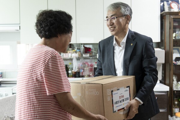 창신동 홀몸 노인가정을 찾아 우리 농산물 꾸러미를 전달하는 이석준 NH농협금융 회장 /NH농협금융