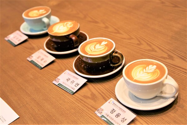 제 2회 시니어 바리스타 라떼아트 대회에서 최종 결선에 오른 4인의 라떼아트 작품./스타벅스 코리아 제공.