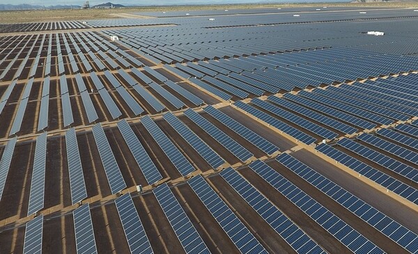 정부가 내년 재생에너지 예산을 42.3% 줄인 것을 두고 태양광 등 재생에너지 확대에 경쟁적으로 나서고 있는 글로벌 트랜드에 역주행 하고 있다는 지적이 이어지고 있다. / HD현대에너지솔루션