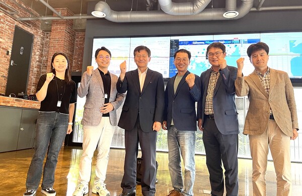 전력거래소 정동희 이사장(왼쪽에서 세 번째)이 현장방문에서 기념촬영을 하고 있다./전력거래소 제공