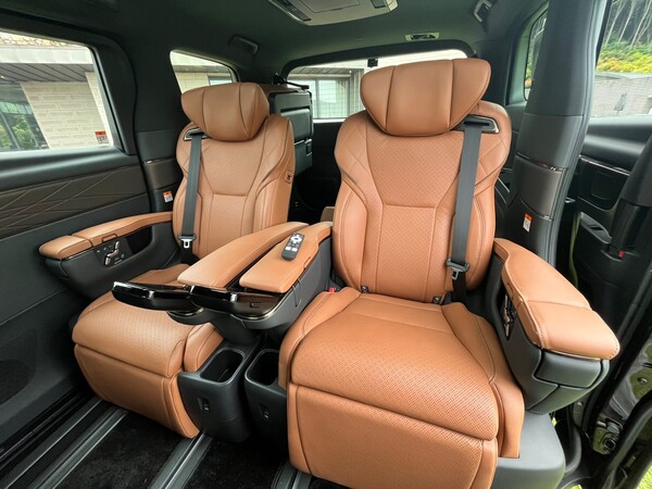 토요타 '알파드'의 2열의 이그제큐티브 라운지 시트 / 권선형 기자