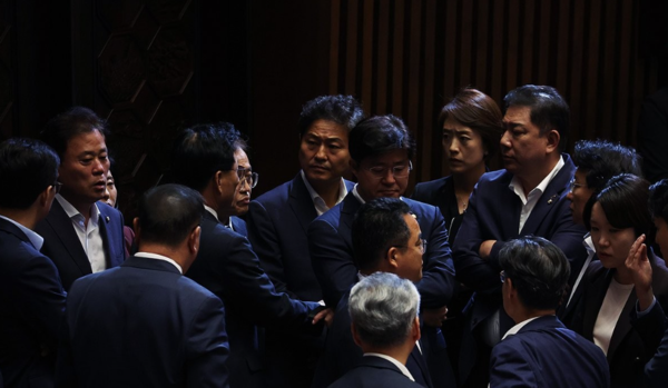 더불어민주당 박광온 원내대표 등이 21일 국회 본회의장에서 이재명 대표 체포동의안 가결이 예상되자 어두운 표정을 짓고 있다./ 연합뉴스 