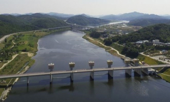 4대강 부실 공사의 실마리를 찾을 수 있는 단서는 당시 이 사업에 참여했던 건설사들의 자료일 것이란 관측이 나왔다. 사진은 공주보 모습. 연합뉴스.