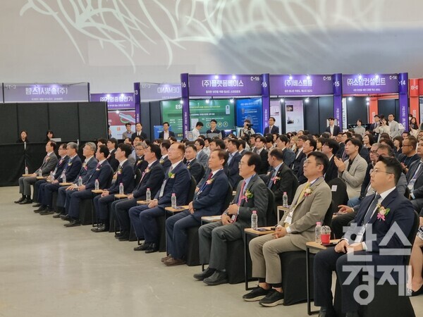 조달청은 25일 서울 동대문디자인플라자에서 ‘미래를 조각하다! 세계로 달리다!’ 주제로 '제3회 조달의 날'을 개최했다. 사진은 참석자들이 개막식에서 인사말을 듣는 모습./ 박수연 기자 