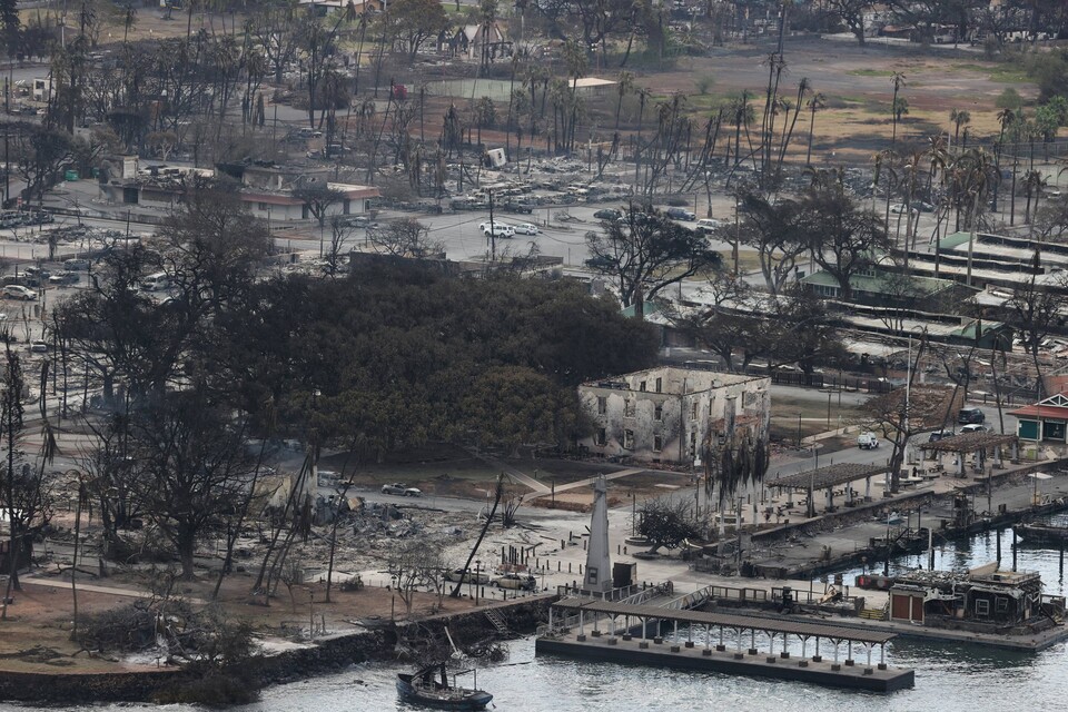 산불 당시 미국 하와이 마우이주 라하이나를 공중에서 바라본 모습. / 연합뉴스
