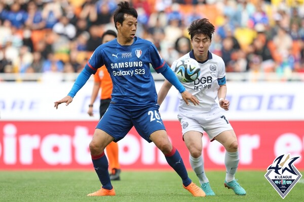 염기훈(왼쪽). /한국프로축구연맹 제공
