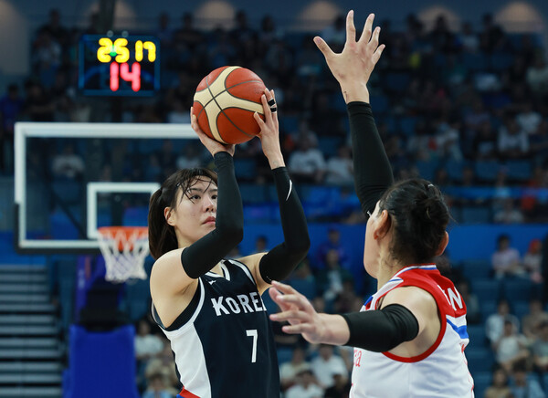 29일 중국 저장성 항저우의 올림픽 스포츠센터에서 열린 2022 항저우 아시안게임 여자 농구 대한민국과 북한의 경기. 1쿼터 대한민국 박지수가 미들슛을 넣고 있다. /연합뉴스