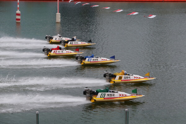 미사리경정장에서 선수들이 힘차게 출발하고 있다. /국민체육진흥공단 제공