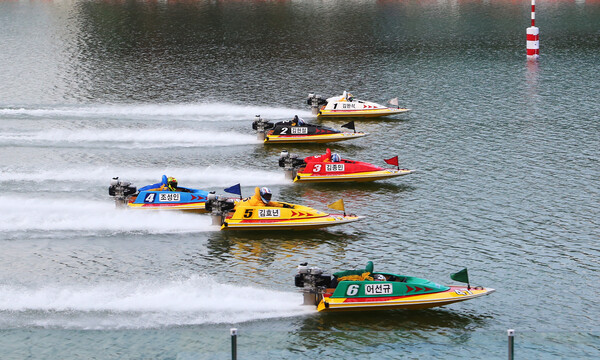 미사리경정장에서 선수들이 치열한 레이스를 펼치고 있다. /국민체육진흥공단 제공