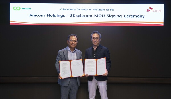 하민용 SKT CDO(왼쪽)와 일본 애니콤홀딩스 코모리 노부아키 회장이 업무협약을 체결하고 기념촬영을 하고 있다.