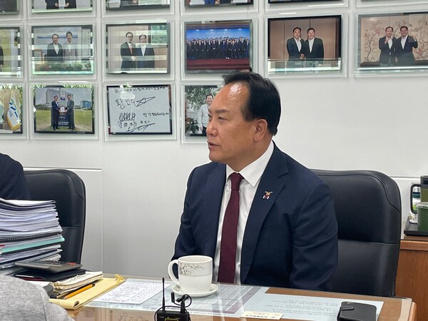 이권재 오산시장은 “체육회하고 의회하고 불씨가 된 사태로 인해서 왜 정말 어렵고 힘든 가장 소외계층인 가장 힘들어하는 사람들이 고통을 받고 있다”라며 시의회 파행으로 인해 중단위기에 처한 민생예산과 관련한 안타까움을 표현했다.