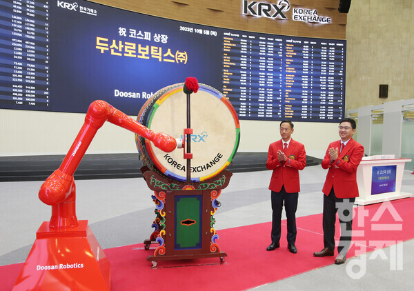 서울 여의도 한국거래소에서 열린 두산로보틱스 유가증권시장 상장 기념식에서 두산로보틱스 협동로봇 H시리즈가 대형 북을 치고 있다. / 두산로보틱스