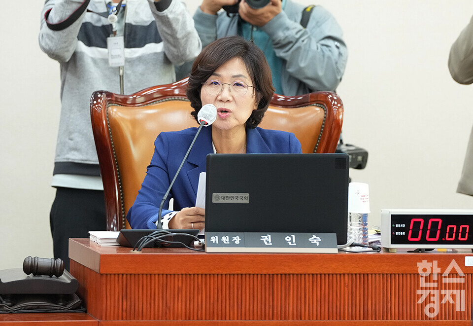 권인숙 위원장이 6일 국회 여성가족위원회에서 열린 김행 여성가족부 장관 후보자 인사청문회에서 진행을 하고 있다. 이날 김 후보자는 속개 예정 시간 후에도 돌아오지 않아 정회됐다. /최대성 기자 dpdaesung@sporbiz.co.kr 2023.10.06.