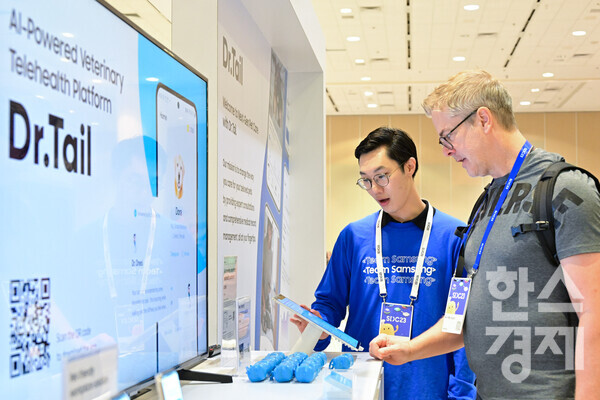 5일(현지시간) '삼성 개발자 콘퍼런스 2023' 현장부스에 관람객이 방문해 제품 설명을 듣고 있다. / 삼성전자