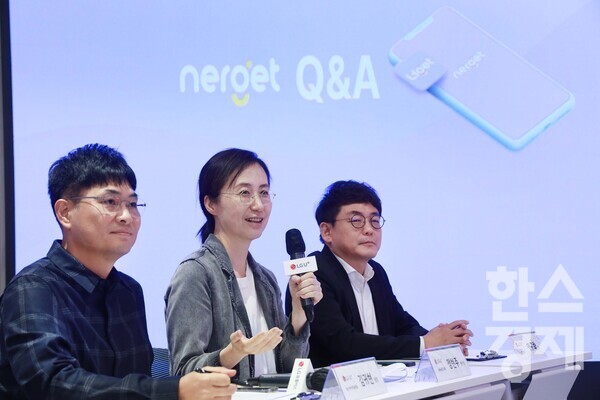 (왼쪽부터) 김귀현 통신라이프플랫폼 담당, 정현주 인피니스타센터장(전무), 이규화 사업협력 담당이 지난 5일 데이터 사용량에 따라 선택할 수 있는 5G 요금제 16종 출시에 대해 발표하고 있다. / LG유플러스