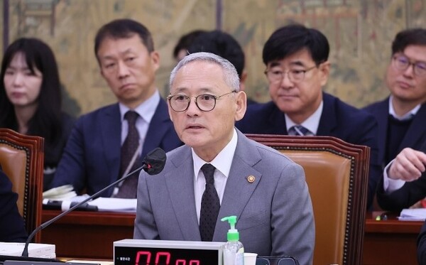 유인촌 문체부 장관이 10일 국회에서 열린 문체위 국정감사에 출석해 질의에 답하고 있다. /연합뉴스