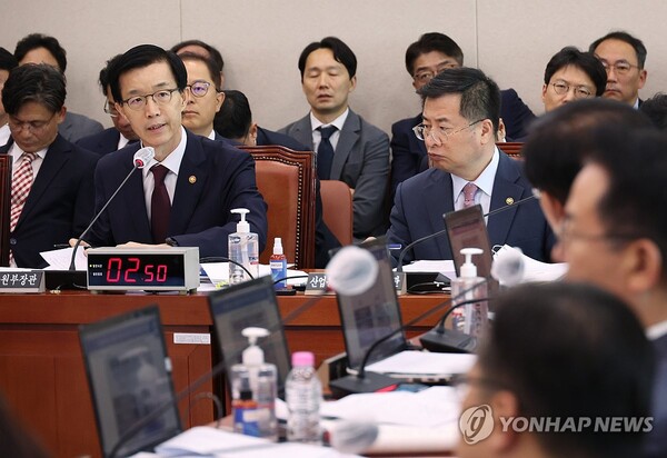 10일 국회에서 열린 산업통상자원중소벤처기업위원회 국정감사에서 방문규 산업통상자원부 장관이 답변을 하고 있다. / 연합뉴스 제공