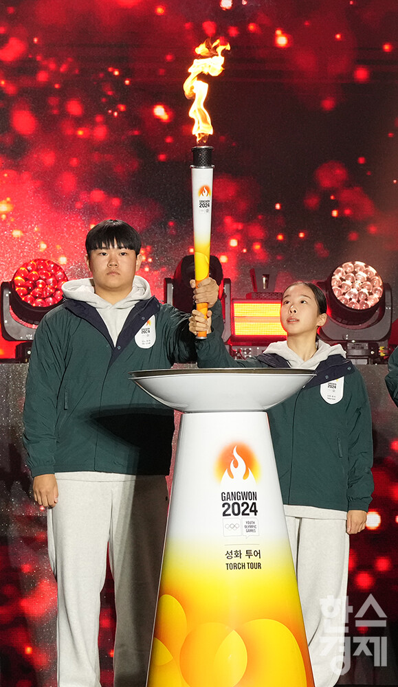 국가대표 윤서진·소재환 선수가 11일 오후 서울 중구 서울광장에서 열린 2023 강원 동계청소년올림픽대회 G-100 기념 행사에 참석해 성화를 들고 서 있다. /최대성 기자 dpdaesung@sporbiz.co.kr 2023.10.11.