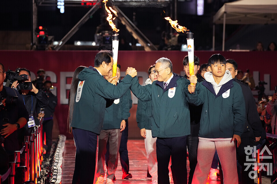 오세훈 서울시장이 11일 오후 서울 중구 서울광장에서 열린 2023 강원 동계청소년올림픽대회 G-100 기념 행사에 참석해 성화를 유인촌 문체부 장관에게 넘겨주며 손을 맞잡고 있다. /최대성 기자 dpdaesung@sporbiz.co.kr 2023.10.11.