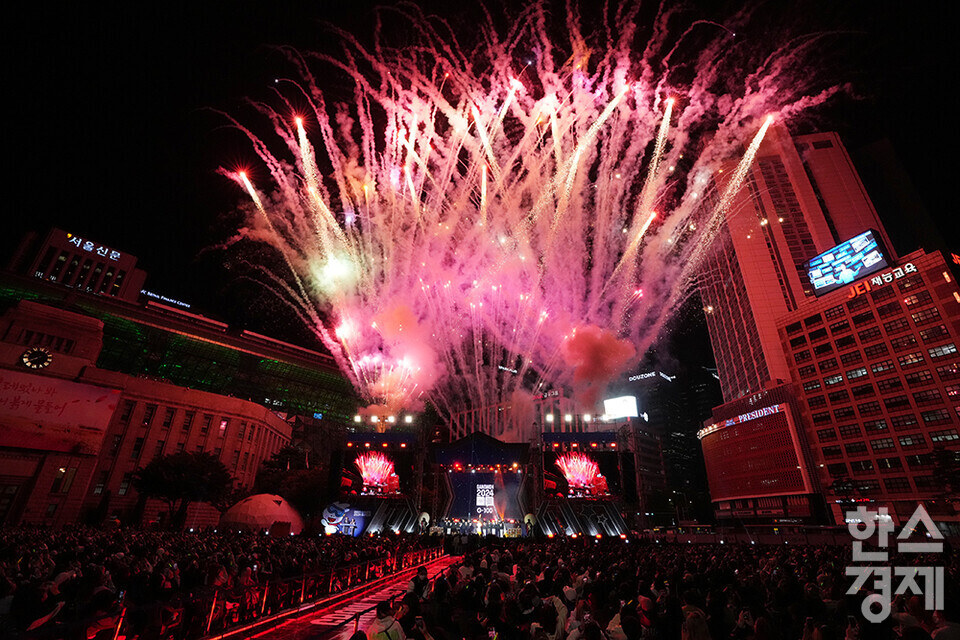 11일 오후 서울 중구 서울광장에서 2023 강원 동계청소년올림픽대회 G-100 기념 행사가 열리고 있다. 성화가 성화로에 옮겨지는 순간 폭죽이 터지고 있다. /최대성 기자 dpdaesung@sporbiz.co.kr 2023.10.11.