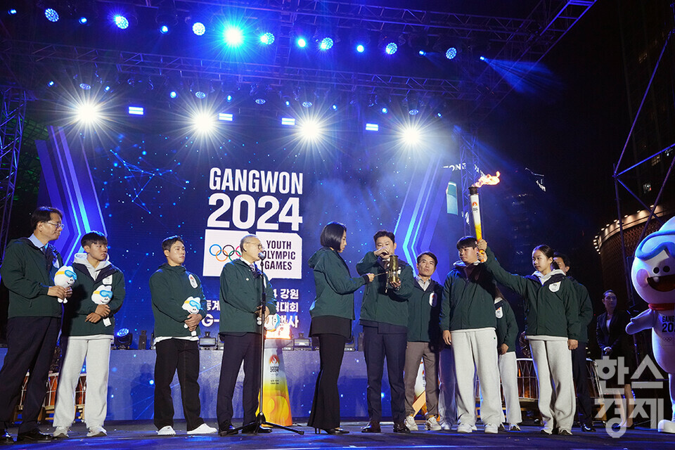 11일 오후 서울 중구 서울광장에서 2023 강원 동계청소년올림픽대회 G-100 기념 행사가 열리고 있다. 성화가 전국 투어를 위해 성화로에서 채화되고 있다. /최대성 기자 dpdaesung@sporbiz.co.kr 2023.10.11.