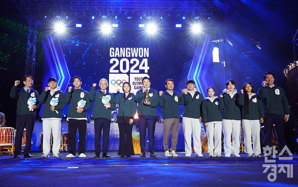 11일 오후 서울 중구 서울광장에서 2023 강원 동계청소년올림픽대회 G-100 기념 행사가 열리고 있다. 성화 봉송 주자들이 성화 전국 투어를 앞두고 기념촬영을 하고 있다. /최대성 기자 dpdaesung@sporbiz.co.kr 2023.10.11.