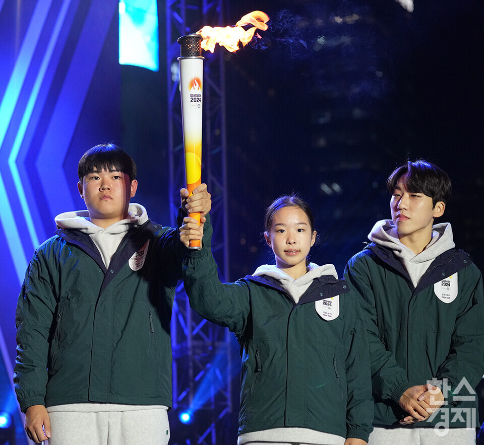 국가대표 윤서진·소재환 선수가 11일 오후 서울 중구 서울광장에서 열린 2023 강원 동계청소년올림픽대회 G-100 기념 행사에 참석해 성화를 들고 서 있다. /최대성 기자 dpdaesung@sporbiz.co.kr 2023.10.11.