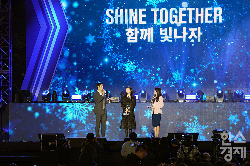 김연아가 11일 오후 서울 중구 서울광장에서 열린 2023 강원 동계청소년올림픽대회 G-100 기념 행사에 참석해 올림픽 캐치프라이즈 'Shine Together(함께 빛나자)'를 소개하고 있다. /최대성 기자 dpdaesung@sporbiz.co.kr 2023.10.11.