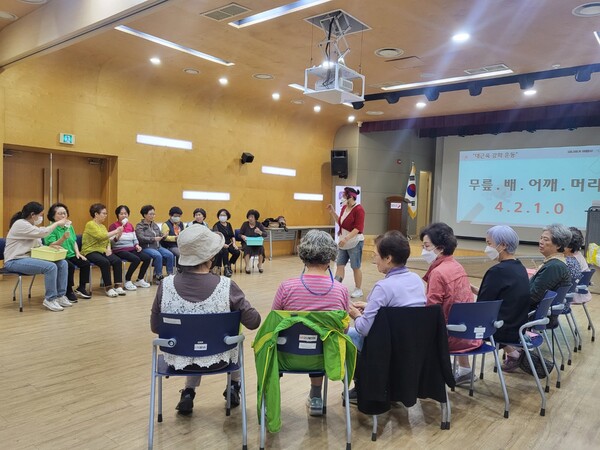 오산시치매안심센터(이하 센터)가 10월 5일부터 관내 60세 이상 어르신 40명을 대상으로 하반기 치매예방교실 ‘뇌, 기억지킴이’ 4기, 5기를 대면으로 운영한다./ 오산시 제공