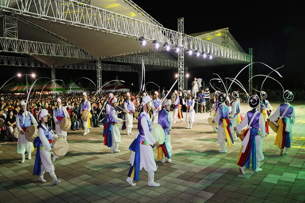 이번 축제는 6년 만에 부활한 전야제 행사인 길놀이 퍼레이드를 비롯해 전통과 현대가 조화된 다양한 공연이 펼쳐졌으며 시민들이 직접 꾸미는 문화예술 무대 와 각종 체험 등 어느 해보다 알찬 프로그램이 진행됐다./ 안성시 제공