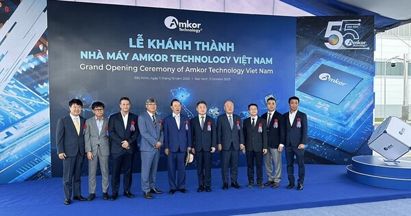 준공식에 참석한 SGC이테크건설과 공장 관계자들. /SGC이테크건설