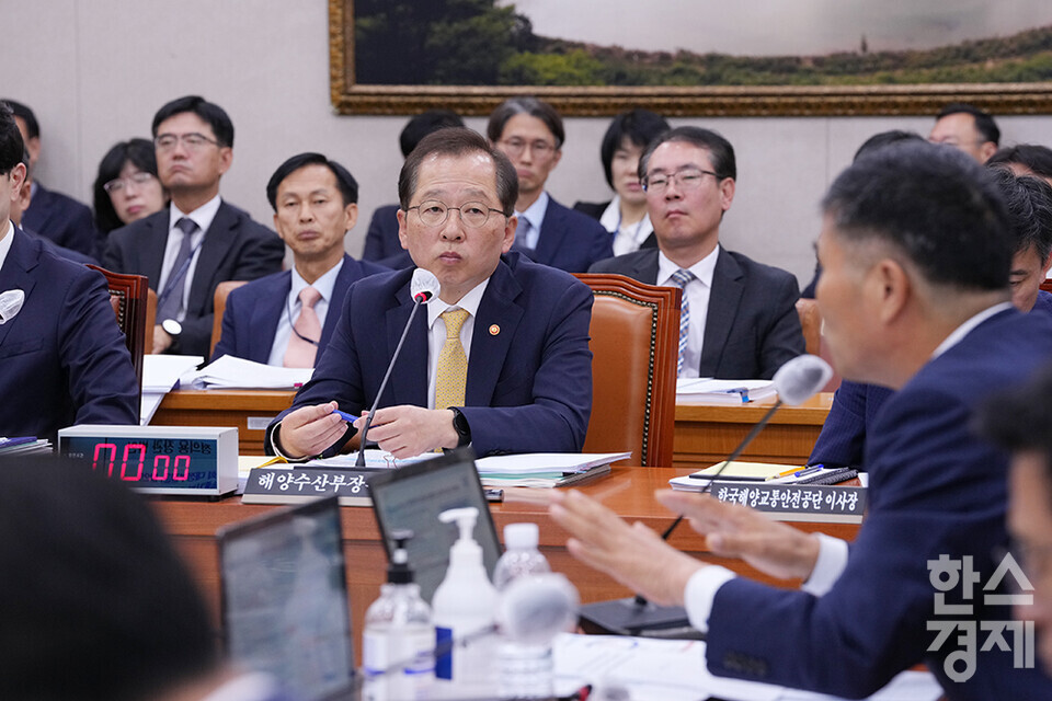 조승환 해양수산부장관이 12일 서울 여의도 국회에서 열린 농림축산식품해양수산위원회의 해양수산부 등에 대한 국정감사에서 의원들의 질문을 듣고 있다. /최대성 기자 dpdaesung@sporbiz.co.kr 2023.10.12.