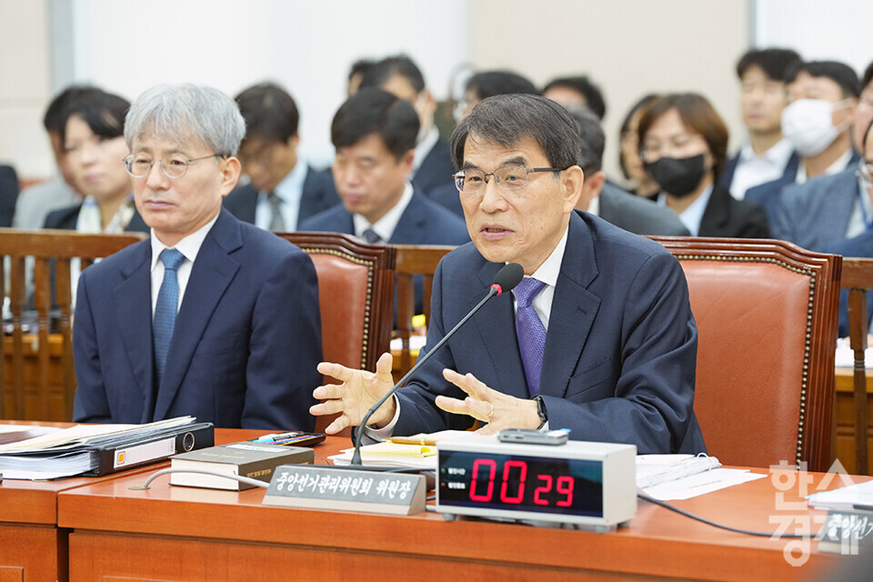 노태악(오른쪽) 중앙선거관리위원장이 13일 서울 여의도 국회에서 열린 행정안전위원회의 중앙선거관리위원회, 진실·화해를위한과거사정리위원회, 소방청 등에 대한 국정감사에서 답변하고 있다. /최대성 기자 dpdaesung@sporbiz.co.kr 2023.10.13.