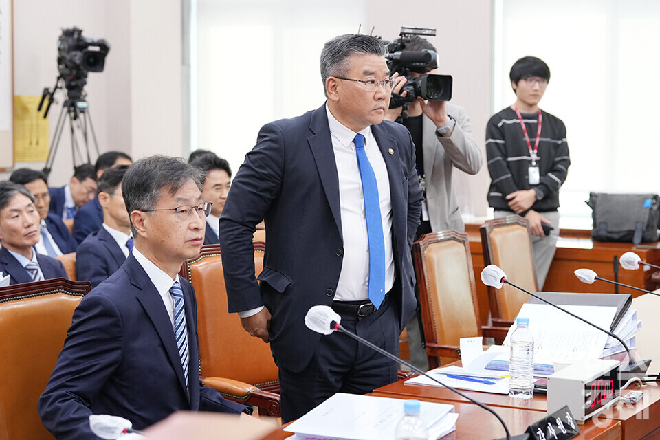 최재해 감사원장(왼쪽)과 유병호 감사원사무총장이 13일 서울 여의도 국회에서 열린 법제사법위원회 국정감사에서 감사위원 배석 문제로 정회가 선언되자 이석하고 있다. /최대성 기자 dpdaesung@sporbiz.co.kr 2023.10.13.