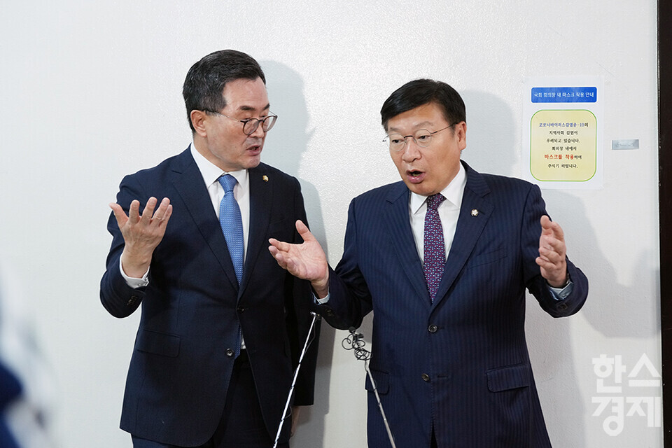 여당 간사인 정점식 국민의힘 의원과 야당 간사인 소병철 더불어민주당 의원이 13일 서울 여의도 국회에서 열린 법제사법위원회 국정감사에서 감사위원 배석 문제로 감사가 중지된 후 입장을 밝히고 있다. /최대성 기자 dpdaesung@sporbiz.co.kr 2023.10.13.