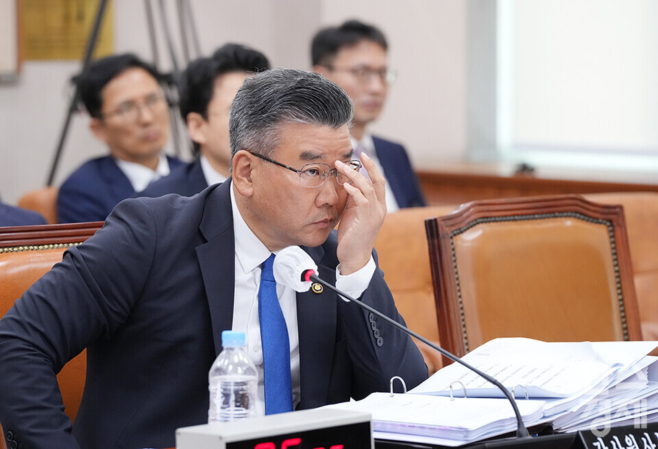 유병호 감사원사무총장이 13일 서울 여의도 국회에서 열린 법제사법위원회 국정감사에서 의원들의 질의를 듣고 있다. /최대성 기자 dpdaesung@sporbiz.co.kr 2023.10.13.