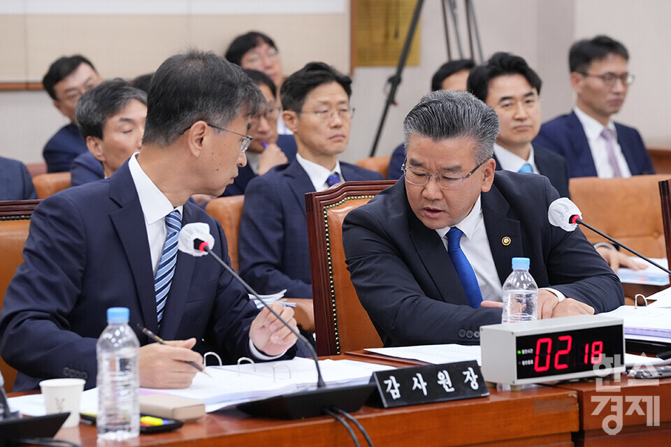 유병호 감사원사무총장과 최재해 감사원장이 13일 서울 여의도 국회에서 열린 법제사법위원회 국정감사에서 이야기를 하고 있다. /최대성 기자 dpdaesung@sporbiz.co.kr 2023.10.13.