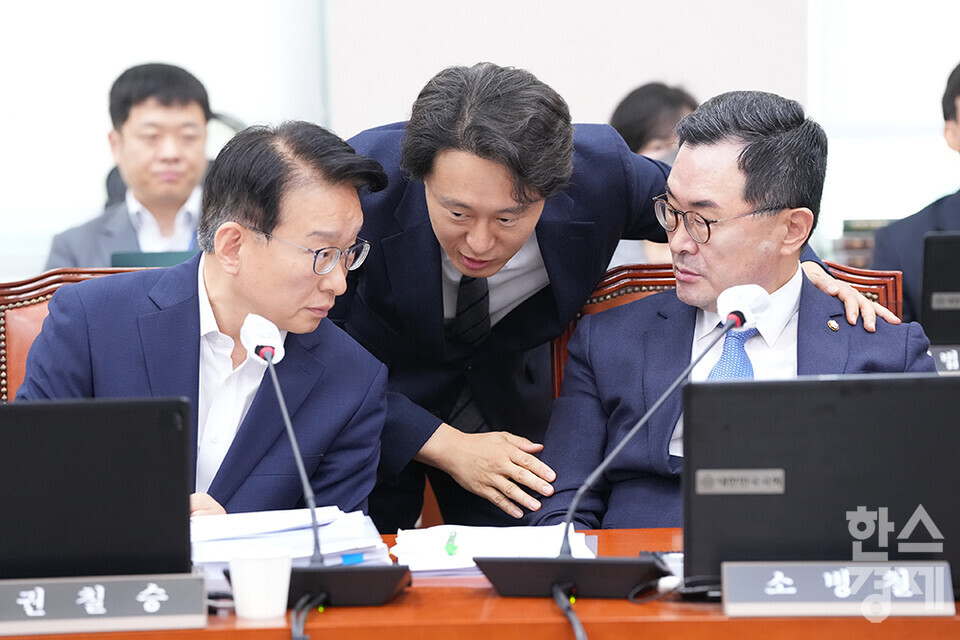 이탄희 더불어민주당 의원이(가운데)  13일 서울 여의도 국회에서 열린 법제사법위원회 국정감사에서 권칠승 의원, 소병철 의원과 이야기를 하고 있다. /최대성 기자 dpdaesung@sporbiz.co.kr 2023.10.13.