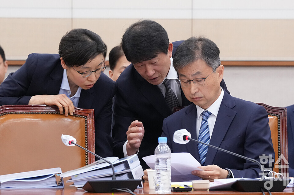 ​​​​​​​최재해 감사원장이 13일 서울 여의도 국회에서 열린 법제사법위원회 국정감사에서 실무자들의 이야기를 듣고 있다. /최대성 기자 dpdaesung@sporbiz.co.kr 2023.10.13.