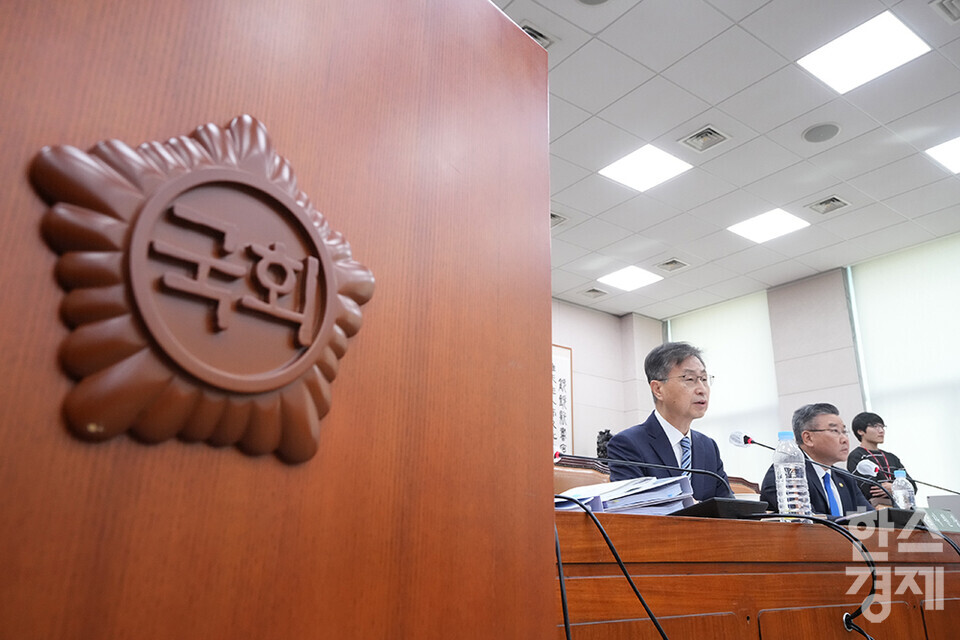 유병호 감사원사무총장과 최재해 감사원장이 13일 서울 여의도 국회에서 열린 법제사법위원회 국정감사에서 답변하고 있다. /최대성 기자 dpdaesung@sporbiz.co.kr 2023.10.13.