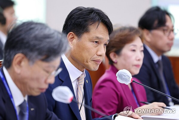  13일 오후 국회에서 열린 대한무역투자진흥공사, 한국무역보험공사, 한국산업단지공단 등에 대한 국회 산업통상자원중소벤처기업위원회의 국정감사에서 이상운 한국산업단지공단 이사장(왼쪽 두번째)이 의원 질의를 경청하고 있다 /연합뉴스 제공