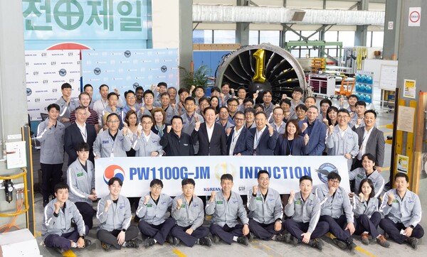 우기홍 대한항공 대표이사 사장(앞줄 왼쪽 네 번째), 요게쉬 화스와니 P&W 세일즈 총괄 담당(왼쪽 다섯 번째) 등 관계자들이 기념촬영을 하는 모습. /대한항공