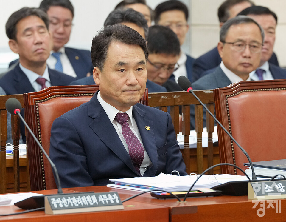 남화영 소방청장이 13일 서울 여의도 국회에서 열린 행정안전위원회의 중앙선거관리위원회, 진실·화해를위한과거사정리위원회, 소방청 등에 대한 국정감사서 질의를 듣고 있다. /최대성 기자 dpdaesung@sporbiz.co.kr 2023.10.13.