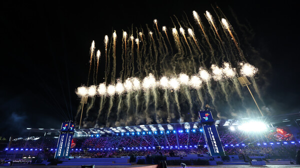 13일 오후 전남 목포종합경기장에서 열린 제104회 전국체육대회 개회식에서 축하 폭죽이 밤하늘을 수놓고 있다. /연합뉴스