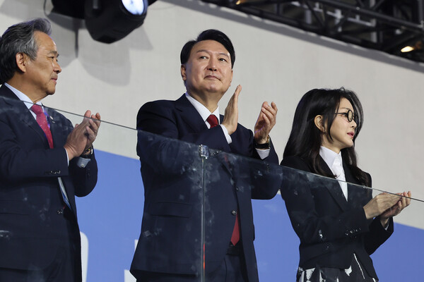 이기흥 대한체육회장과 윤석열 대통령, 김건희 여사(왼쪽부터 순서대로)가 13일 전남 목포종합경기장에서 열린 제104회 전국체육대회 개회식에서 기수단 입장을 보고 있다. /연합뉴스