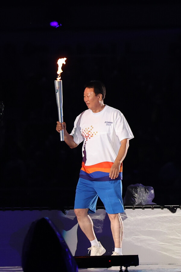 선동열 전 야구 국가대표 감독이 13일 오후 전남 목포시 목포종합경기장에서 열린 제104회 전국체육대회 개회식에서 성화 봉송 주자 중 한 명으로 나서고 있다. /연합뉴스